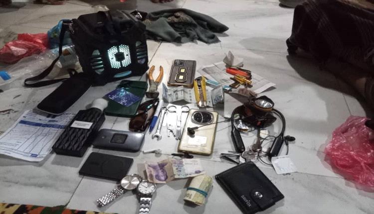 شرطة بئر فضل تحبط سلسلة سرقات مركبات وتقبض على المتهم بالأدلة