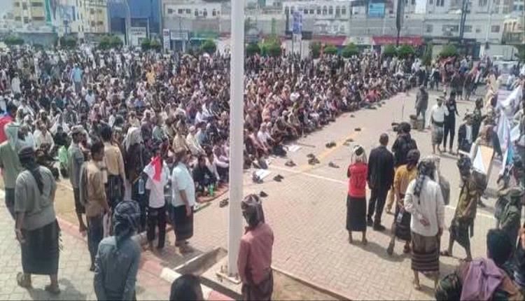 حشود ضخمة من أبناء الصبيحة يؤدّون صلاة الجمعة في عدن