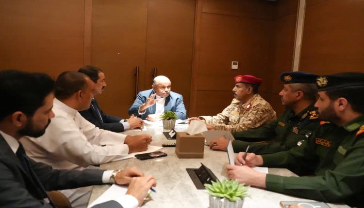 عضو مجلس القيادة محافظ حضرموت يترأس اجتماعا أمنيا وعسكريا بحضور وزير الداخلية وقيادات أمنية وعسكرية