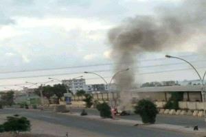 اشتباكات مسلحة مفاجئة بمدينة الشعب بعدن: تفاصيل جديدة عن حادث إطلاق النار