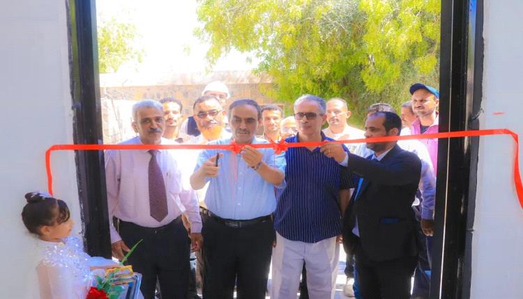 الأمين العام للمجلس المحلي يفتتح محطة تحلية المياه بمستشفى شبوة ويشيد بمبادرة صندوق الدواء