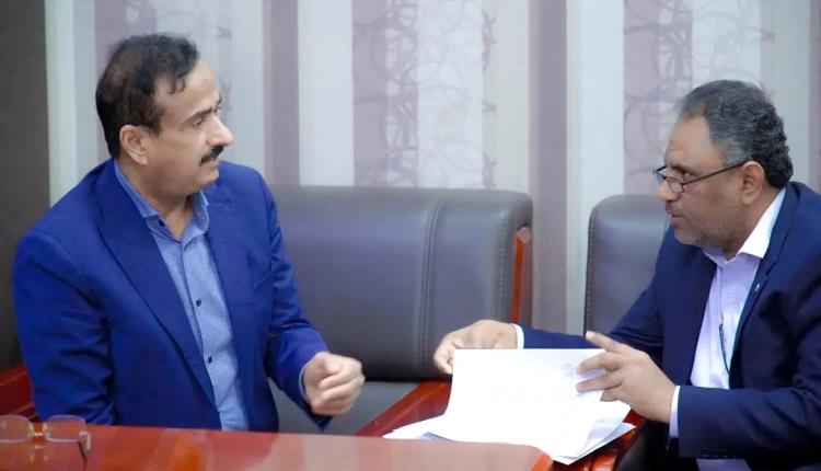 المحافظ بن الوزير يناقش مع مدير عام المالية تعزيز تحصيل الموارد العامة المشتركة ورفع كفاءة إدارتها المالية
