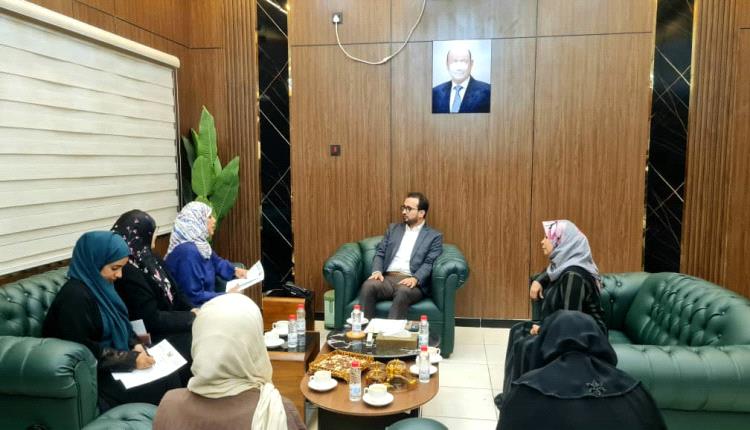 وزير الخدمة المدنية يلتقي رئيسة اللجنة الوطنية للمرأة لبحث تمكين النساء وحقوق الموظفات