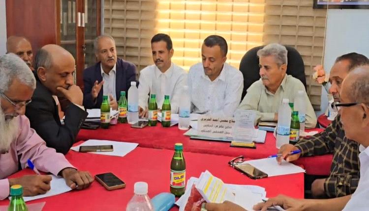 بتوجيهات محافظ الضالع.. السلطة المحلية بالحُصين تناقش تنمية الإيرادات وتفعيل الأوعية الإيرادية