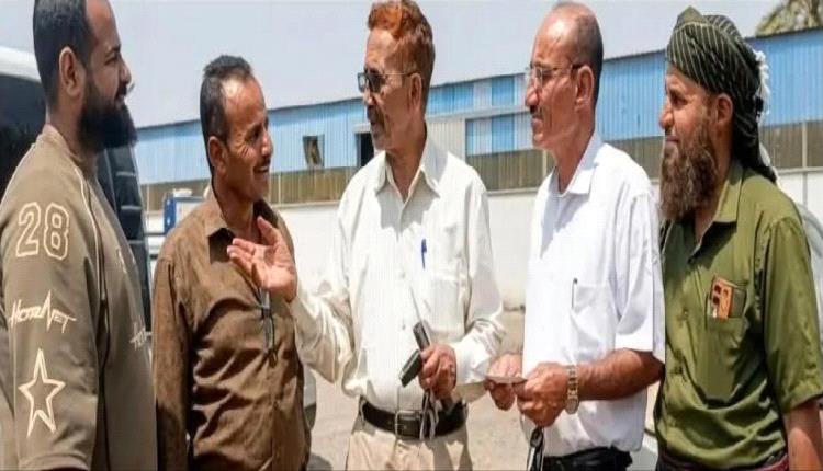 تنفيذاً لتوجيهات المحافظ الحالمي.. مكتب الصناعة والتجارة بلحج ينفذ نزولاً مفاجئاً لضبط أسعار قوالب الثلج