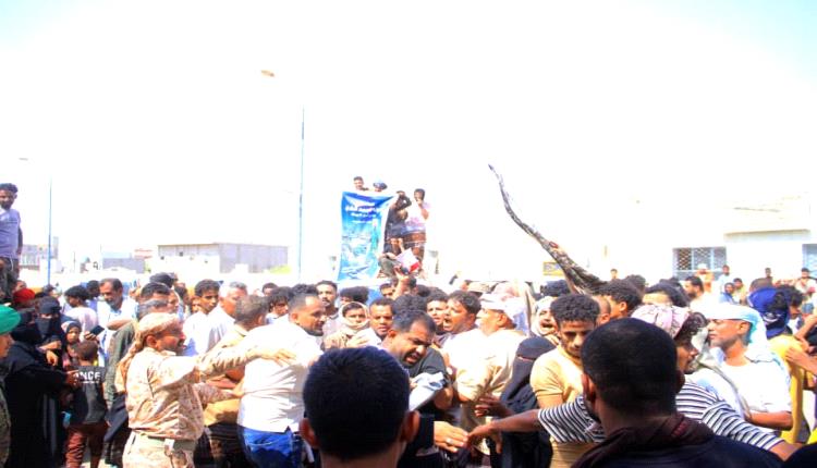 ​أهالي الحوطة ينتفضون سلميا ضد تهميش الكفاءات المحلية
