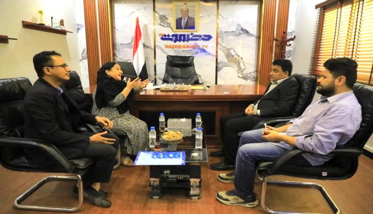 رئيس قطاع تلفزيون حضرموت يستقبل المدير الاقليمي لمركز المدنيين في الصراع (CIVIC) بحضرموت