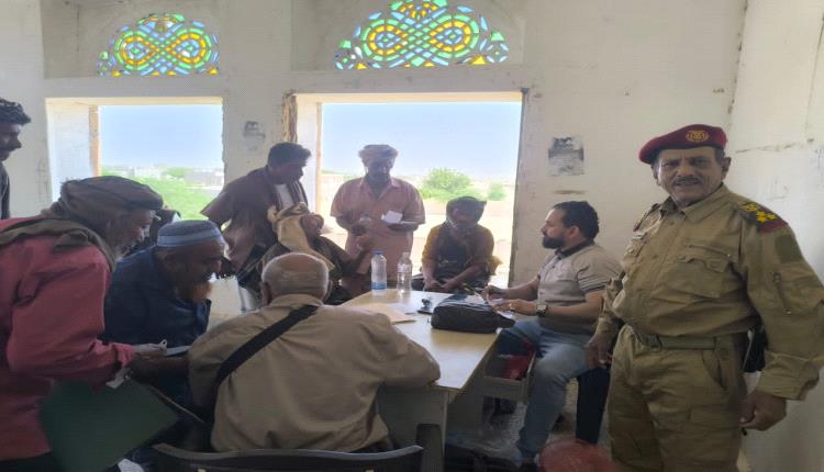لجنة صرف شيكات المرتبات تدشن أعمالها لمنتسبي اللواء 111 مشاة في أحور