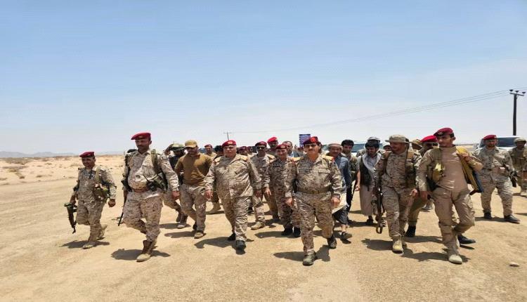 وزير الدفاع يعقد اجتماعاً عسكريآ بمحور عتق ويؤكد اهتمام القيادة السياسية بمحافظة شبوة