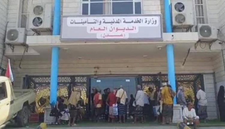 استمرار معاناة المبعدين المدنيين وسط مطالبات بوقفة احتجاجية أمام وزارة الخدمة المدنية