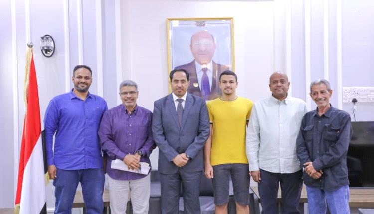 الوزير البكري يودّع لاعب منتخب السباحة المغادر إلى البرتغال في منحة أولمبية