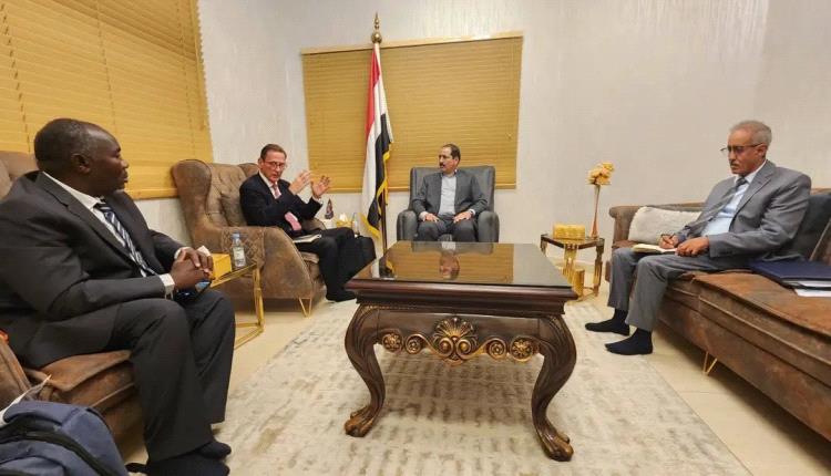 وزير الداخلية يبحث مع مدير عمليات مركز (روك) الإقليمي أوجه التعاون في مجال مكافحة الاتجار بالبشر