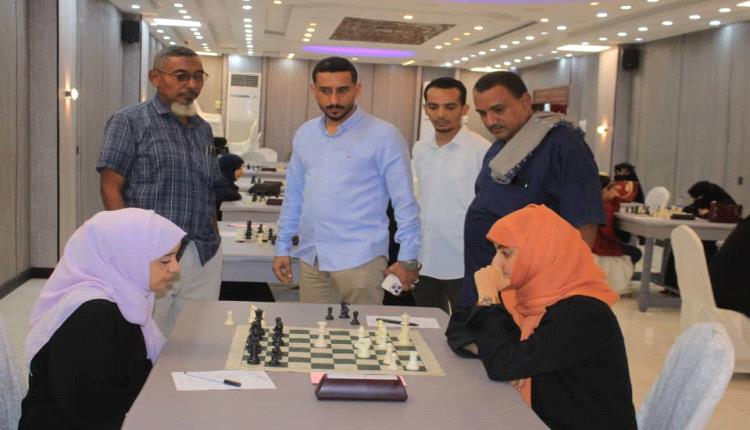 مدير شباب لحج يتفقد بطلات الجمهورية للشطرنج في عدن ويشيد بإنجازهن التاريخي