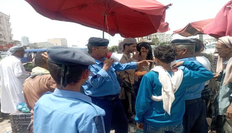 لحج.. شرطة السير تواصل حملة إزالة البسطات والعشوائيات في مفرق الفيوش وتثبت الفرزات الرسمية