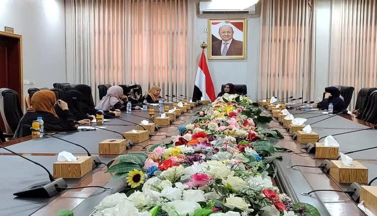 وزيرة الدولة لشؤون المرأة تناقش مع التكتل النسوي الحزبي سبل تعزيز مشاركة المرأة في صنع القرار