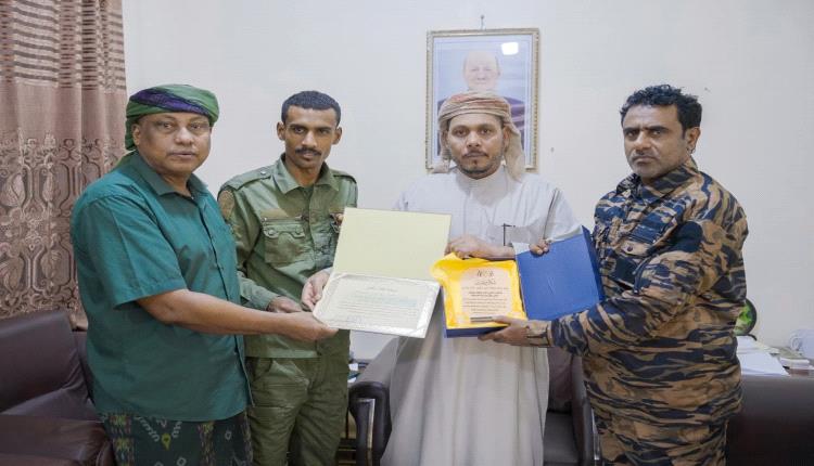 محافظ سقطرى يكرم مدير أمن مديرية حديبو بدرع وشهادة تقدير تقديراً لجهوده في تعزيز الأمن والاستقرار