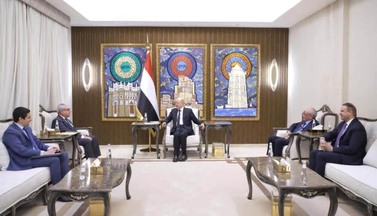 رئيس مجلس القيادة يشيد بالدور المصري الفاعل في تعزيز أمن واستقرار المنطقة