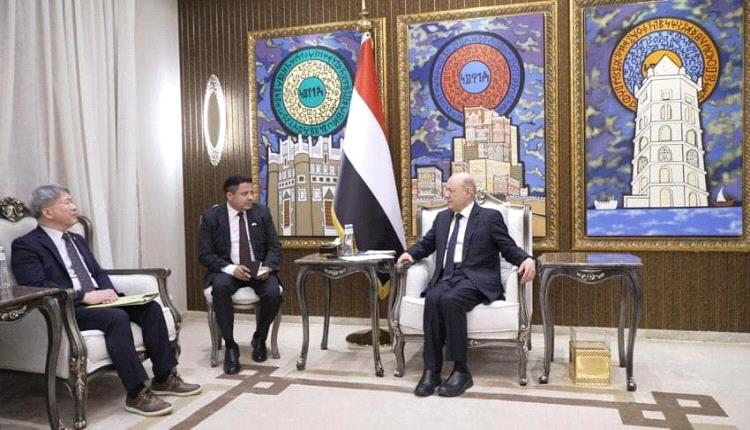رئيس مجلس القيادة يشيد بالدور الكوري في دعم اليمن وتشديد العقوبات على المليشيات الإرهابية