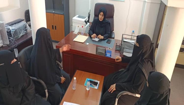 الوكيلة الحضرمي تتفقد مكتب تنمية المرأة بتريم وتؤكد دعم تمكين النساء وتعزيز دورهن التنموي