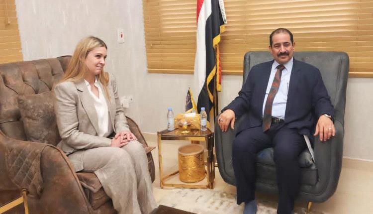 وزير الداخلية يبحث مع نائبة سفيرة المملكة المتحدة تعزيز التعاون الأمني