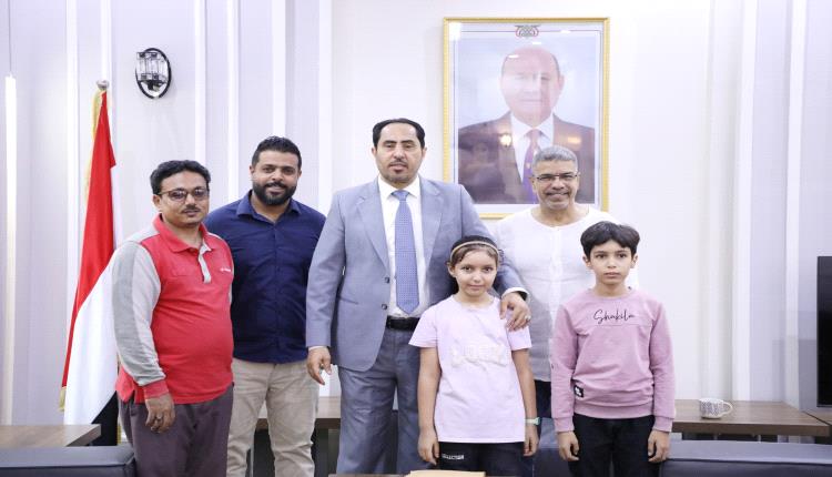 البكري يكرّم أصغر لاعبة مشاركة في تصفيات عدن الفردية للشطرنج للسيدات ويشيد بموهبتها