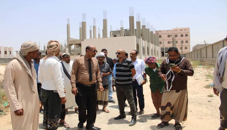 مدير عام المكلا يقود نزولاً ميدانياً إلى أحياء فوه ويُوجّه بمعالجة عاجلة لاحتياجات المواطنين