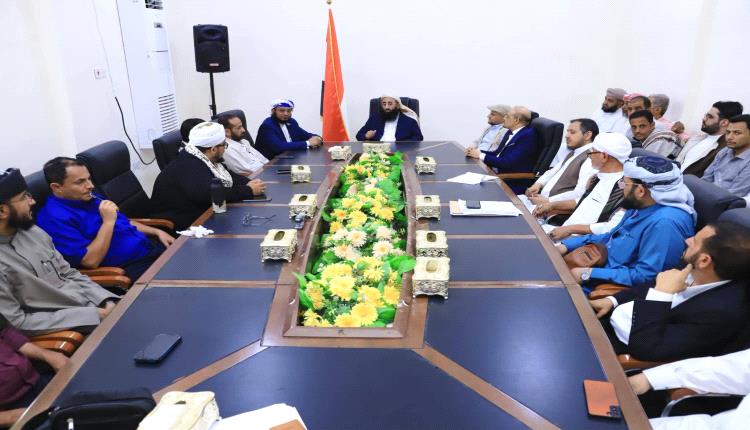 وزير الأوقاف والإرشاد يترأس اجتماعًا موسعًا لقيادات وموظفي الوزارة ويؤكد أهمية الانضباط المؤسسي وتعزيز الأداء