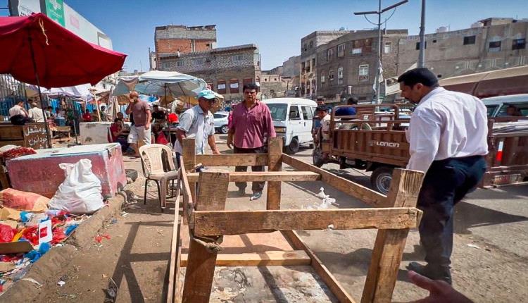 حملة ميدانية لرفع العوائق وتنظيم الأسواق في مديرية صيرة بالعاصمة عدن