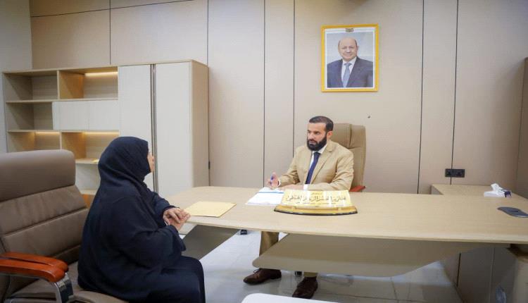 محافظ أبين يؤكد دعمه لتمكين المرأة خلال لقائه رئيسة اللجنة الوطنية للمرأة