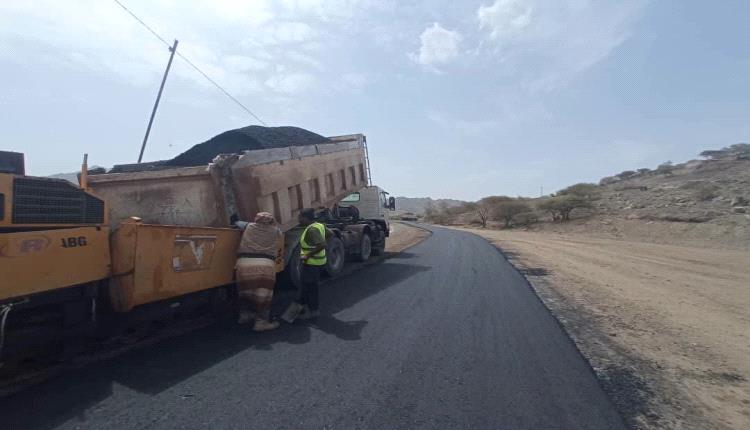 بتوجيهات وزير الأشغال.. استمرار أعمال سفلتة وتأهيل طريق الضالع – الشعيب لتخفيف معاناة المواطنين