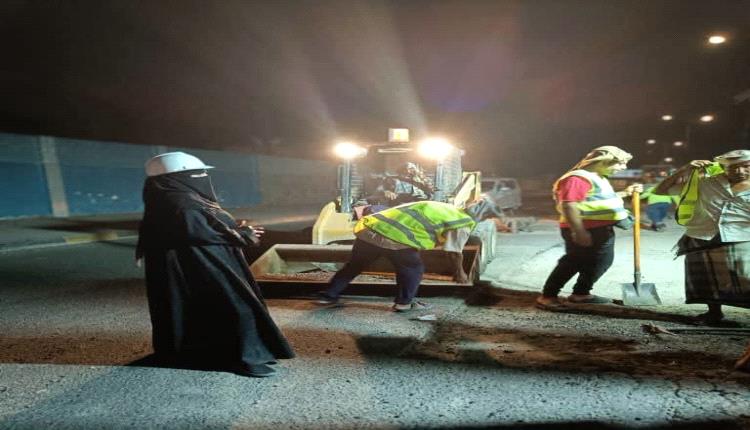 ضمن خطة تحسين شبكة الطرق.. تواصل أعمال معالجة الحفريات والسفلتة في عدد من شوارع عدن