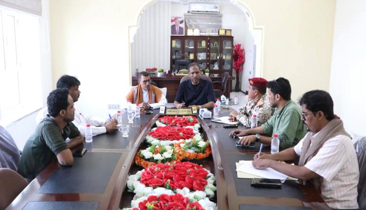 وكيل أول المهرة يترأس اجتماع لجنة إدارة الأزمات والكوارث لمناقشة تفعيل مركز الإنذار المبكر