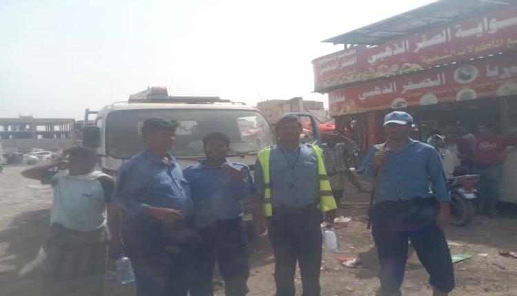 تحت لهيب الشمس.. شرطة سير لحج تواصل حملتها المرورية لتطهير خط (الرباط - اللحوم - الكراع) من العشوائيات
