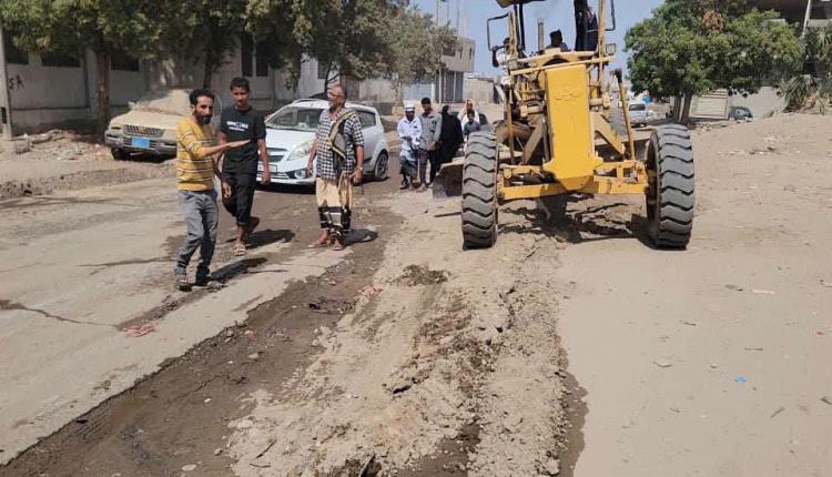 بتوجيهات مدير عام المديرية أحمد الداؤودي.. تدشين حملة رفع الأتربة المتراكمة من الشوارع العامة بمناطق الحسوة والشعب وبئر أحمد بالبريقة