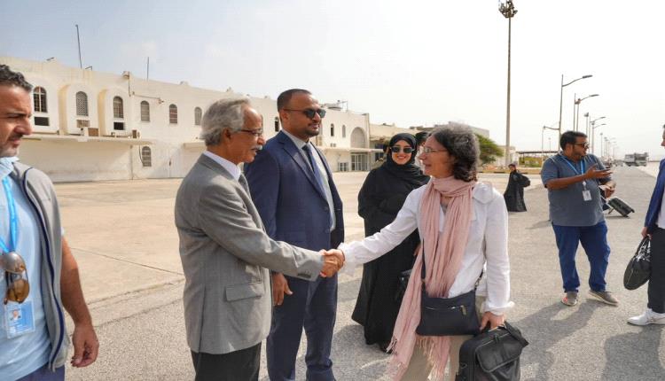السفير البحسني يستقبل السفيرة الفرنسية لدى اليمن بمطار الريان الدولي بالمكلا