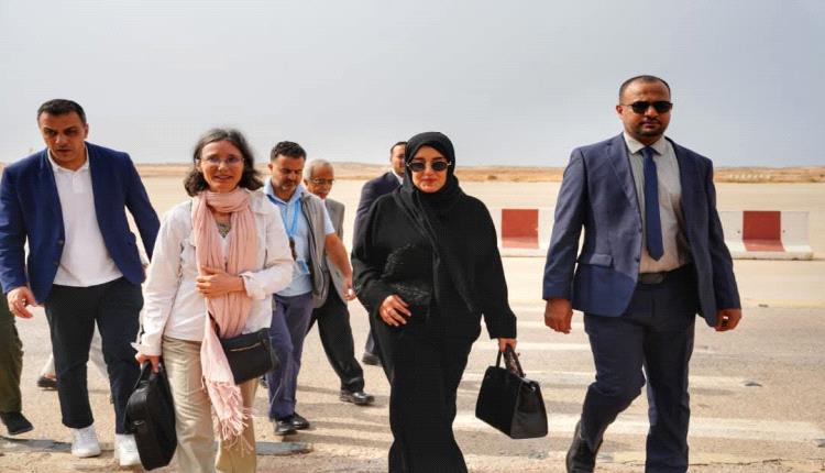 وكيلا حضرموت الحضرمي وباعلوي يستقبلان السفيرة الفرنسية لدى اليمن في مطار الريان الدولي