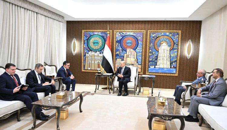 رئيس مجلس القيادة: تحويل مطار صنعاء إلى منصة للرحلات الإيرانية تحد سافر للقانون الدولي