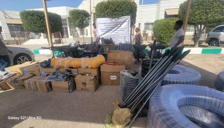 الهلال الأحمر بعدن يدعم صندوق النظافة بمعدات مياه لمواجهة السيول وتغير المناخ