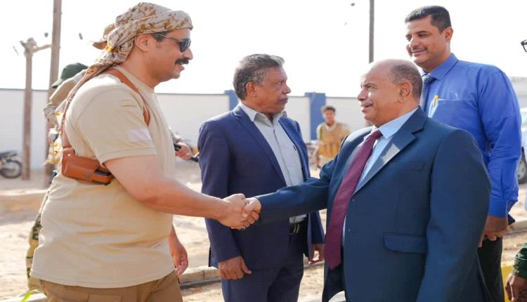 الخنبشي يفتتح مشاريع تطويرية ويُسلّم مركبات أمنية لشرطة ساحل حضرموت