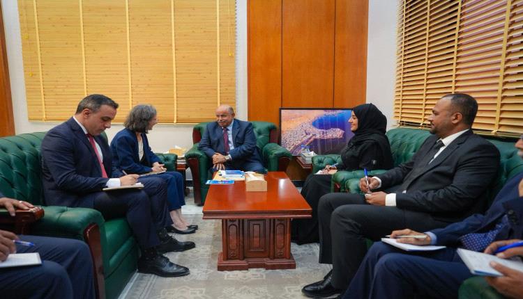 عضو مجلس القيادة الخنبشي يستقبل السفيرة الفرنسية لدى اليمن ويبحث آفاق تعزيز التعاون التنموي والخدمي
