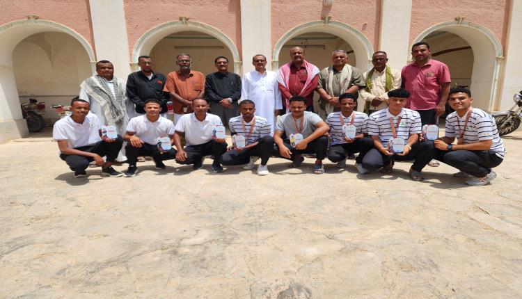 مدير عام مديرية تريم يكرّم أبطال ألعاب القوى وكرة اليد بنادي الوحدة تقديرًا لتمثيلهم المشرف لليمن في المحافل الدولية
