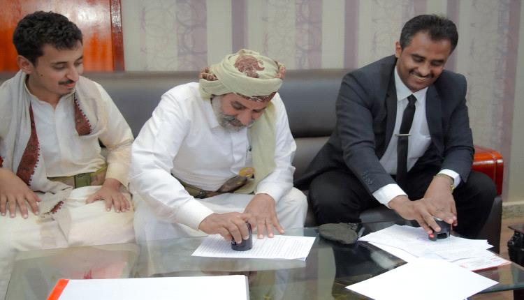 المحافظ بن الوزير يصادق على عقد مشروع تأهيل وتوسعة الشارع الرئيسي بمدينة عزان
