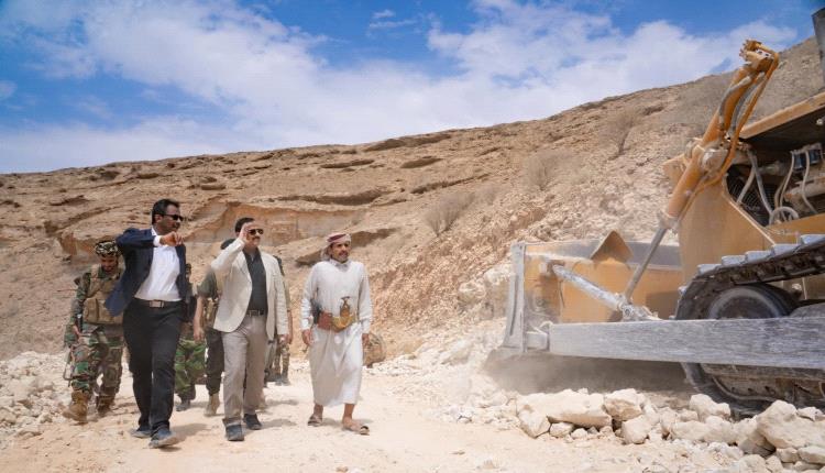 المحافظ بن الوزير يتفقد مستوى الإنجاز في مشروع شق وتوسعة عقبة خفعة