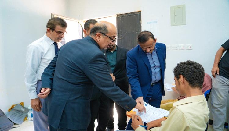 المحافظ بن الوزير ورئيس جامعة شبوة يدشنان امتحانات القبول والمفاضلة بكلية الطب والعلوم الصحية