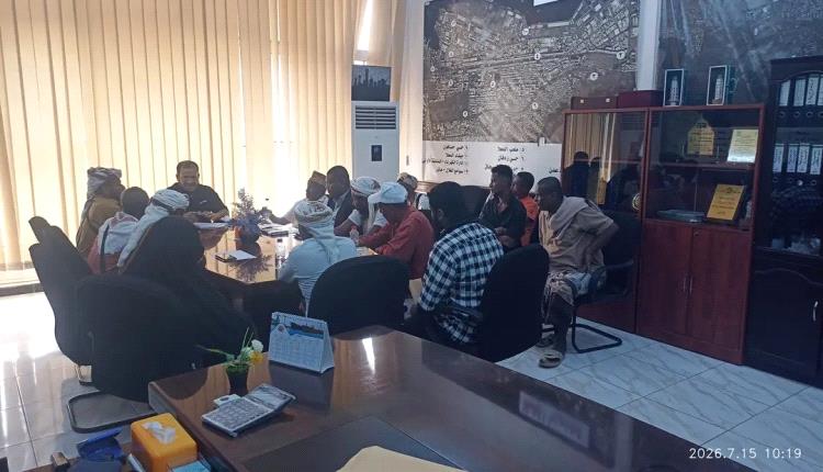 المدير التنفيذي لصندوق النظافة بعدن يناقش مع النقابة أوضاع العمال والتطبيب والجمعية السكنية