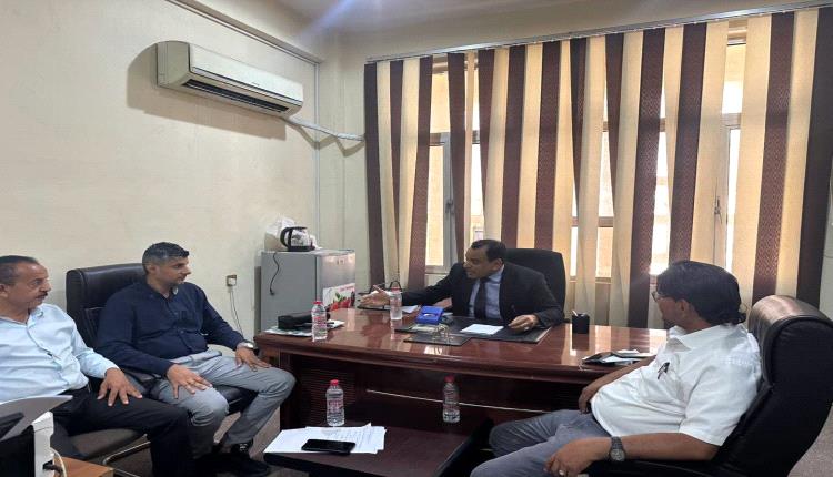 الوزير السقطري يتفقد سير العمل في قطاعي الزراعة والأسماك بديوان عام الوزارة
