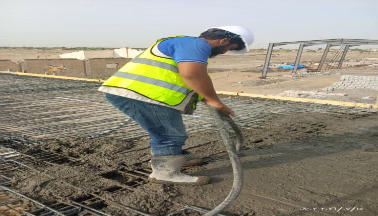 استمرار أعمال إعادة تأهيل المبنى الإداري لمزرعة وادي خير بمحافظة لحج
