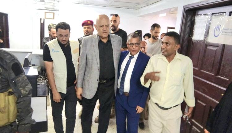 محافظ تعز يتفقد مركز الأطراف الصناعية وإعادة التأهيل ويشيد بخدماته العلاجية والإنسانية