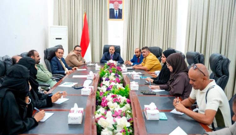 الإرياني يوجه وسائل الإعلام بتوعية المجتمع بخطورة محاولات الحوثيين رهن اليمن لمصالح إيران