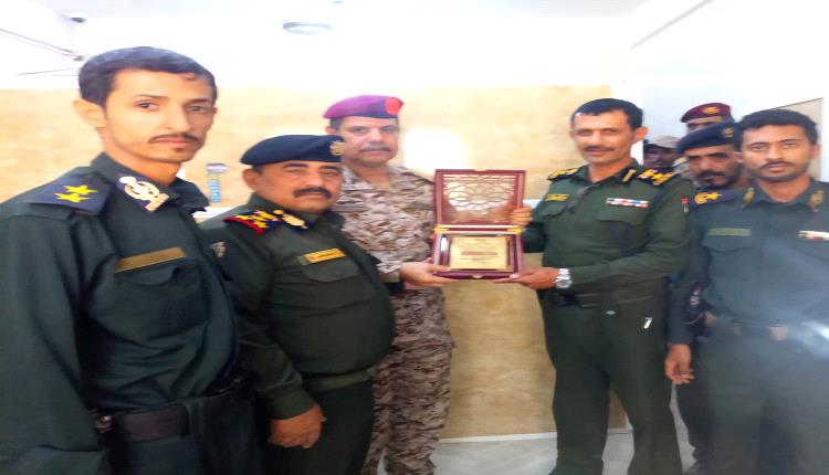 خلال زيارة تفقدية مشتركة.. قائد محور عتق ومدير عام شرطة شبوة يطّلعان على سير العمل بفرع مصلحة الأحوال المدنية ويُكرّمان قيادته